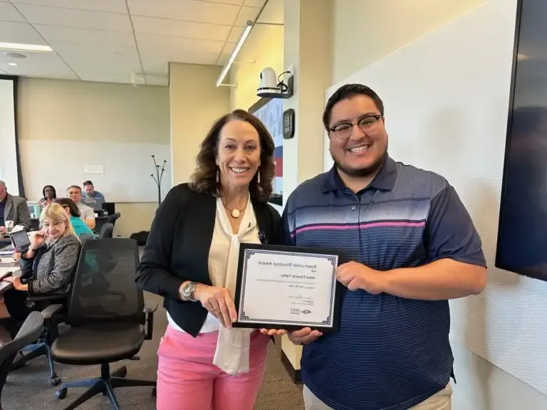 Jesus Yañez Ruiz receiving the Roadrunner Shoutout from President Davidson